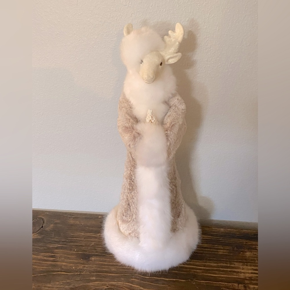 Gorgeous furry reindeer Christmas decoration (M1)
